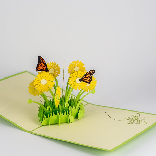 Gelbe Blumen mit 2 Schmetterlingen